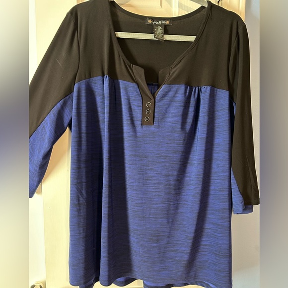 Suzie in the City 1X blue and black top. - Picture 2 of 4